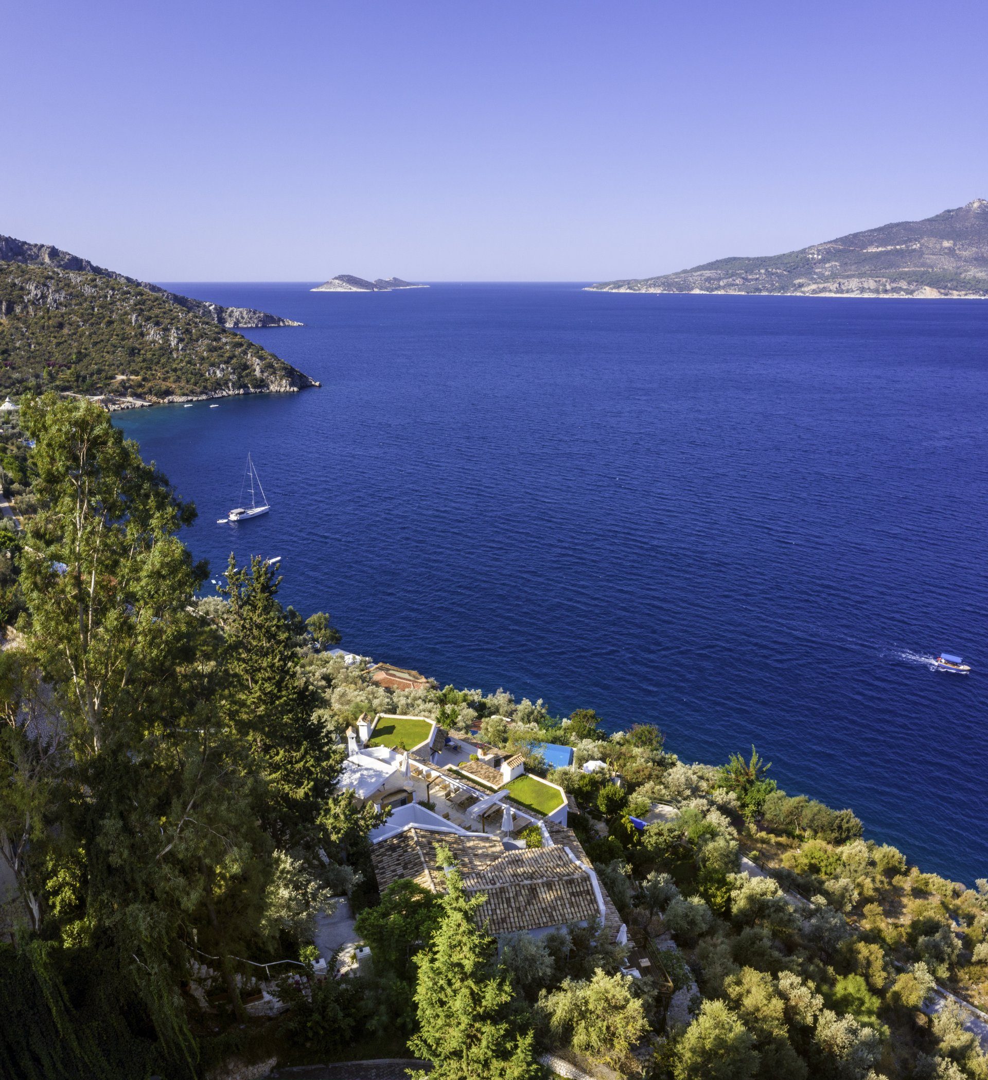 Położenie Hotel Villa Mahal na zboczu i basen infinity z widokiem na zatokę Kalkan